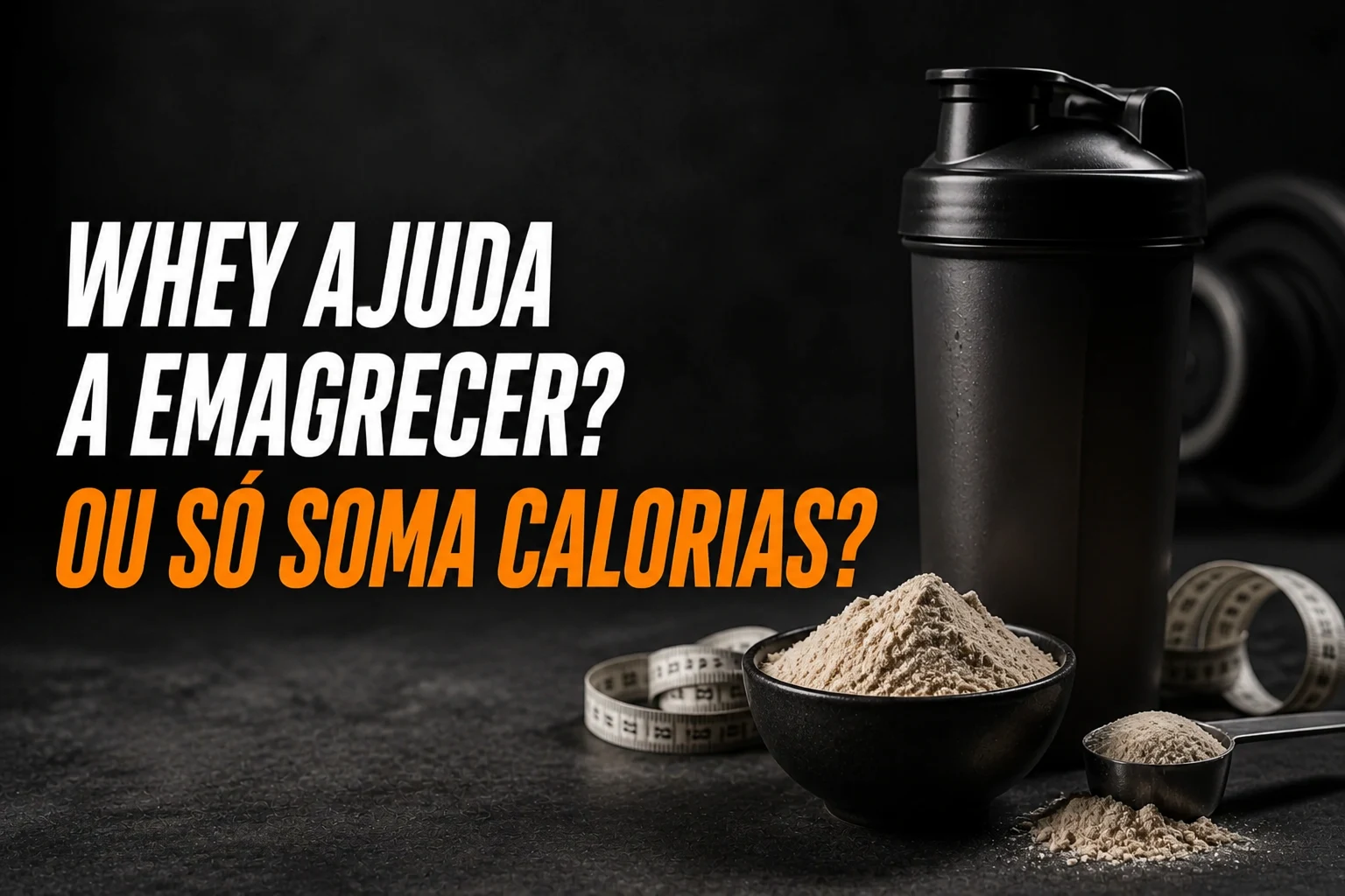 Coqueteleira, whey em pó e fita métrica sobre uma mesa escura
