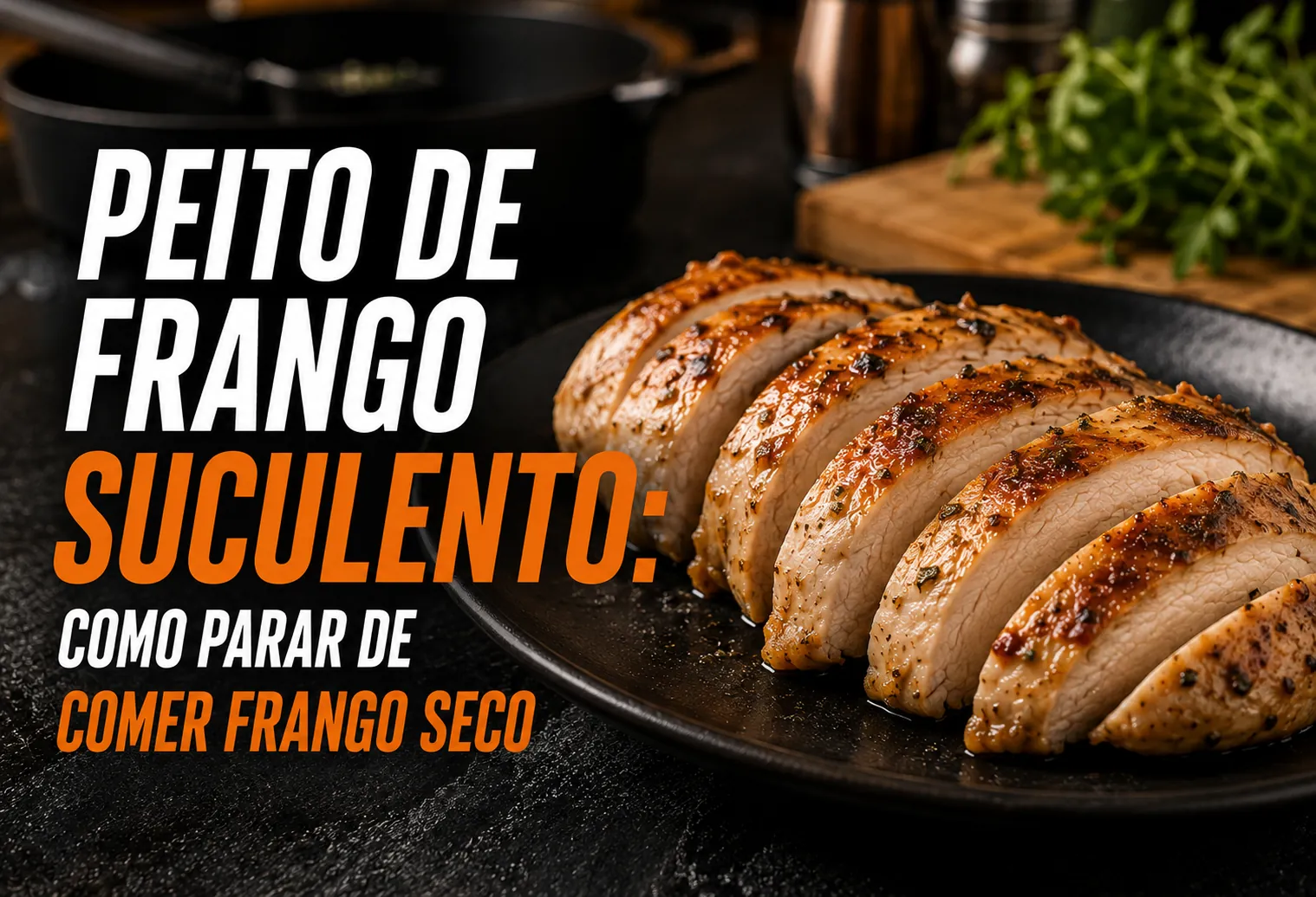 Peito de frango grelhado e dourado sendo cortado em fatias sobre uma tábua de madeira