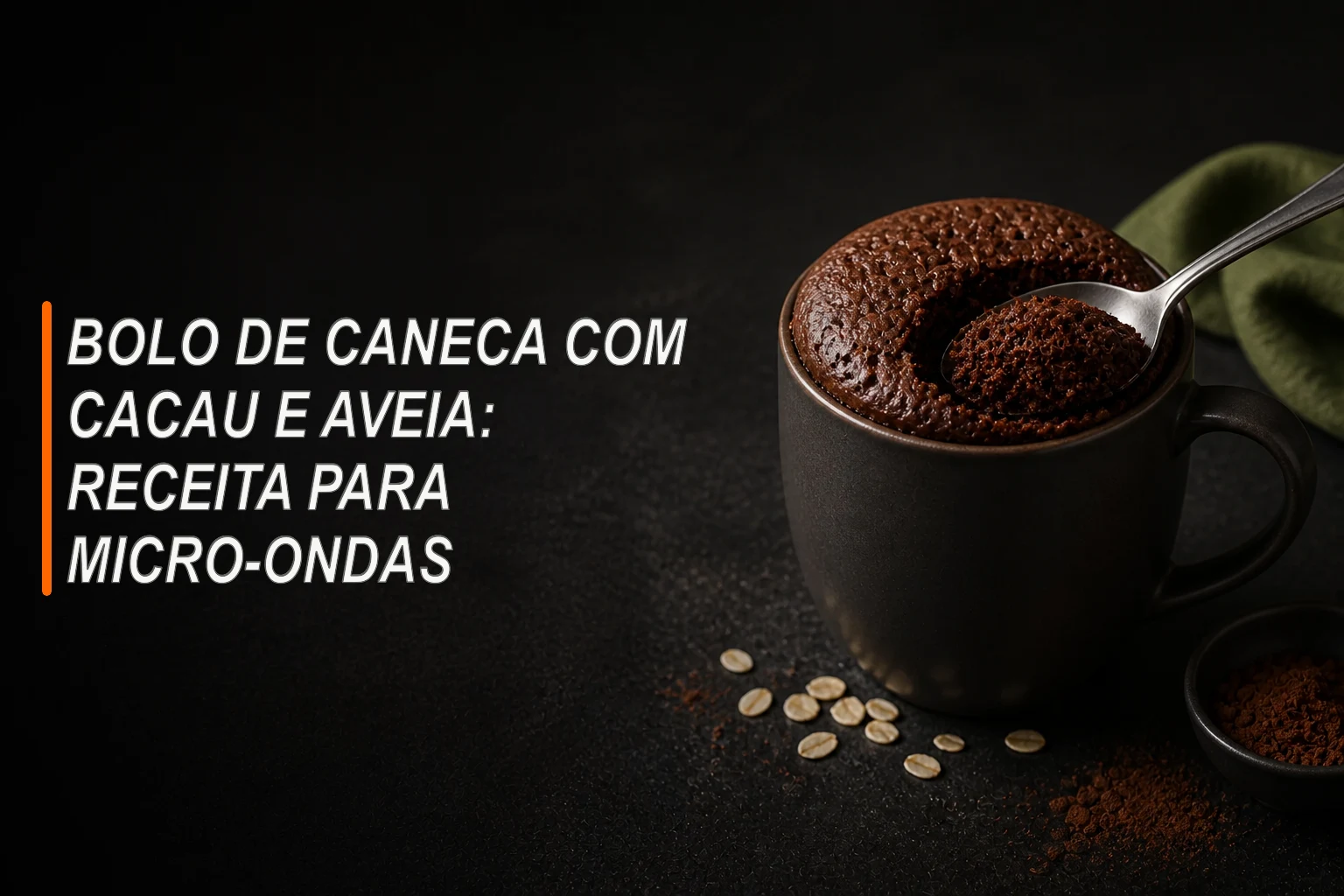 Bolo de caneca com cacau e aveia ao lado de uma colher