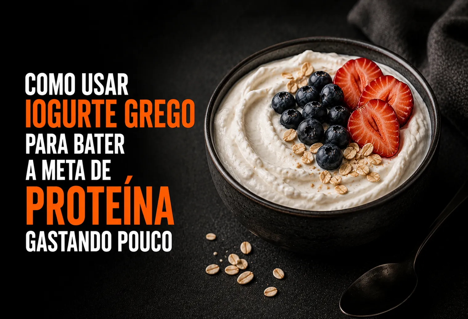 Tigela de iogurte grego coado com aveia, morangos e granola sobre uma mesa de cozinha