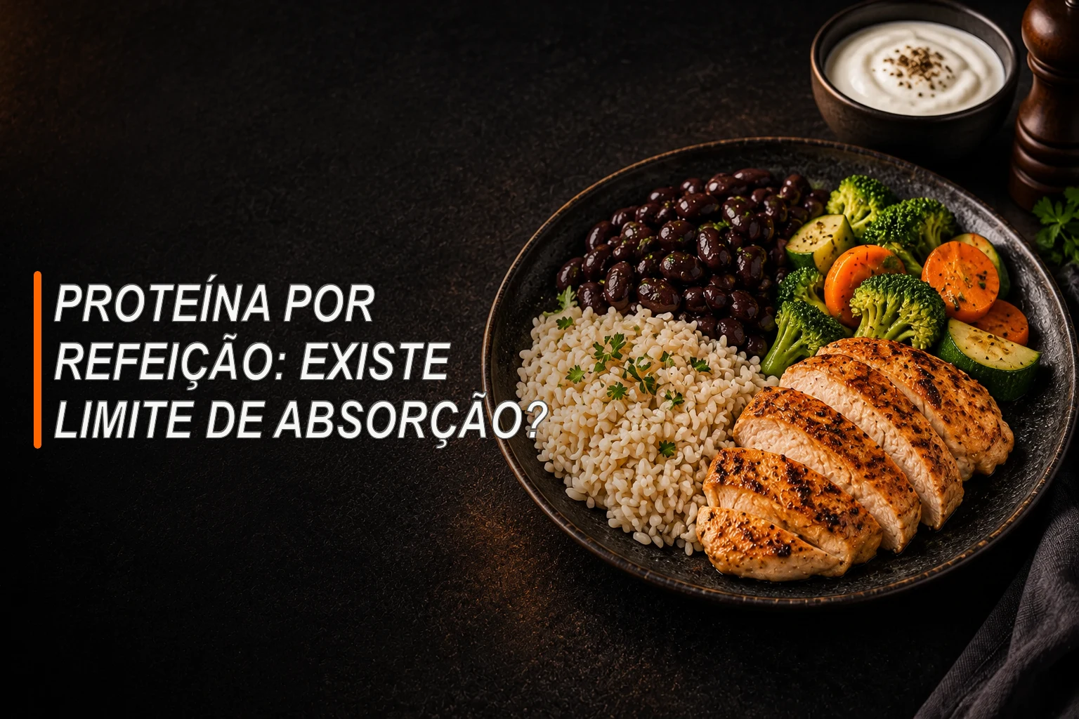 Prato com arroz, feijão, frango grelhado e legumes sobre uma mesa escura