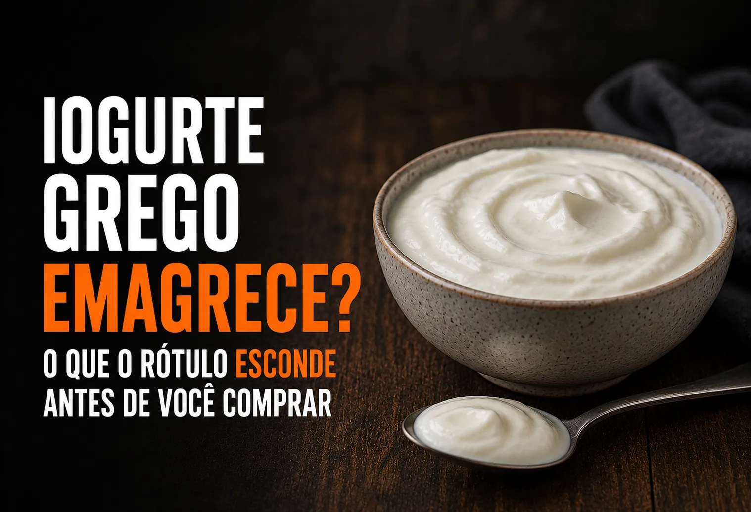 Pote de iogurte grego coado com colher, ao lado da tabela nutricional do rótulo em foco