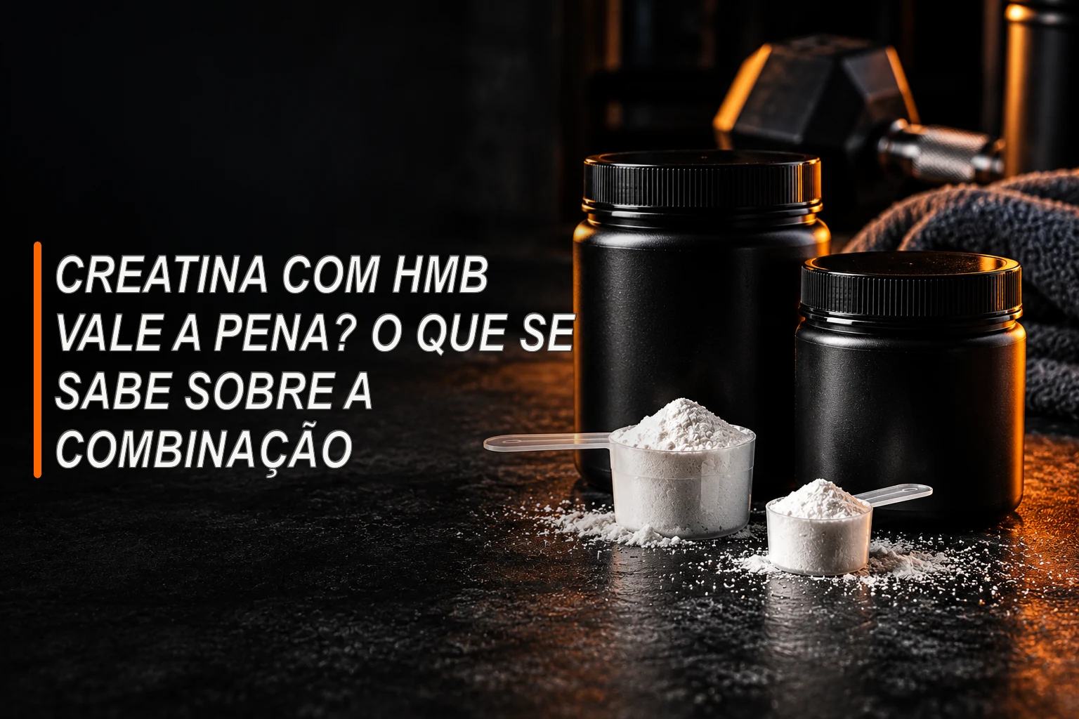 Dois potes genéricos de suplemento com medidores de pó sobre uma mesa escura de academia