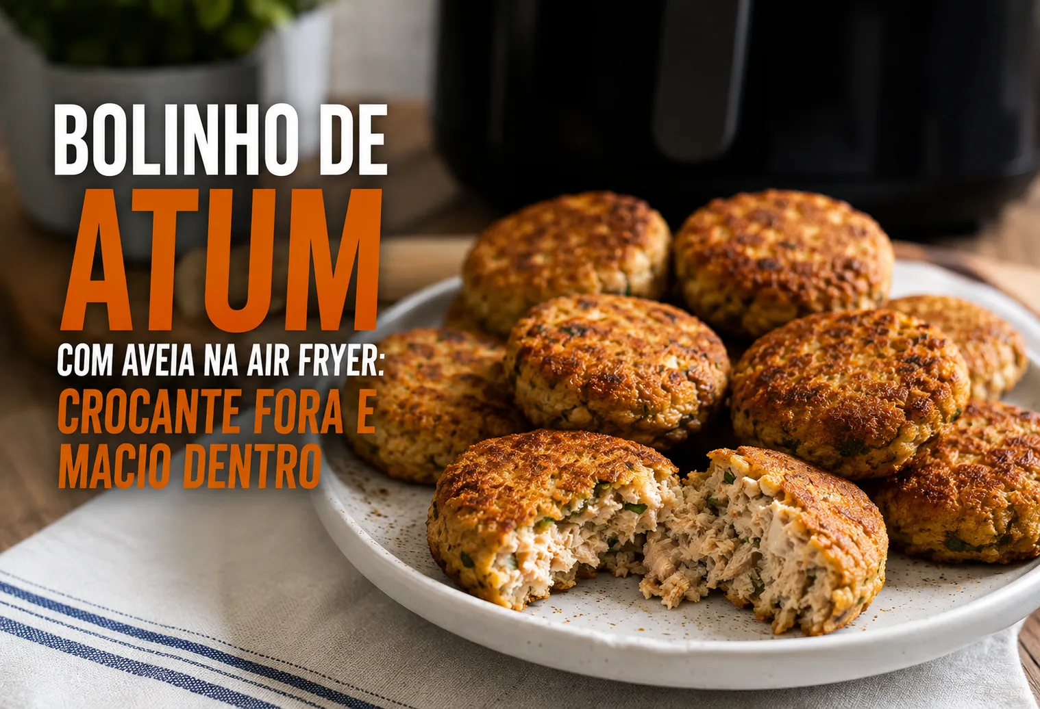 Bolinhos dourados de atum com aveia servidos em prato escuro com salada fresca