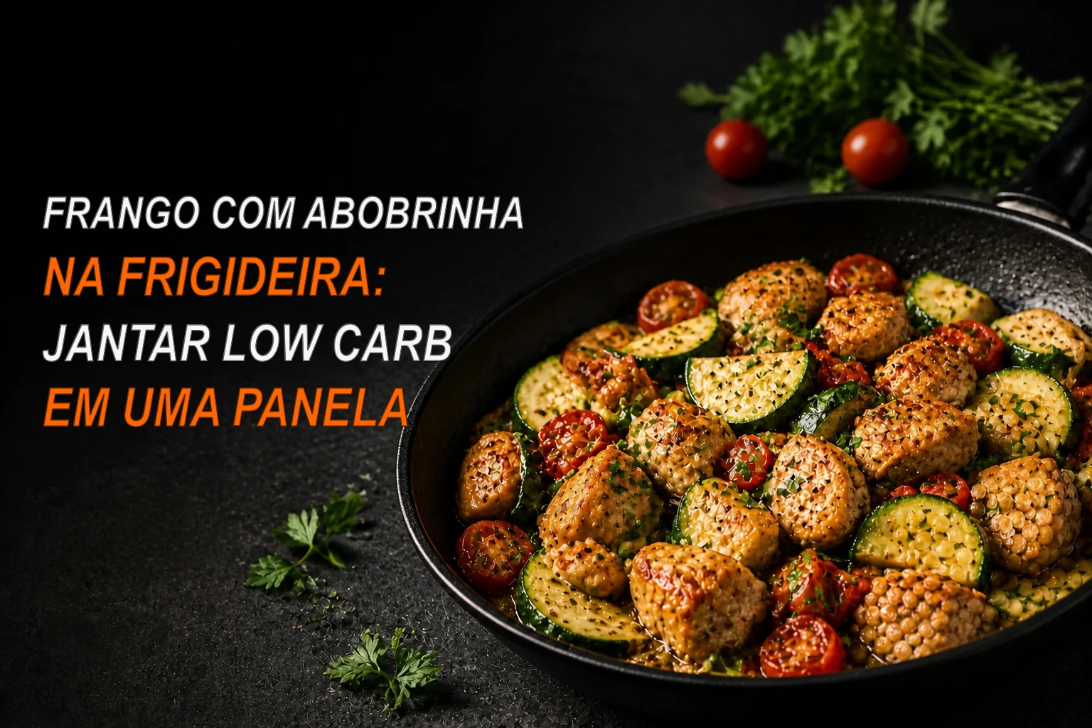 Frigideira com cubos dourados de frango, abobrinha, tomate e salsinha sobre mesa escura