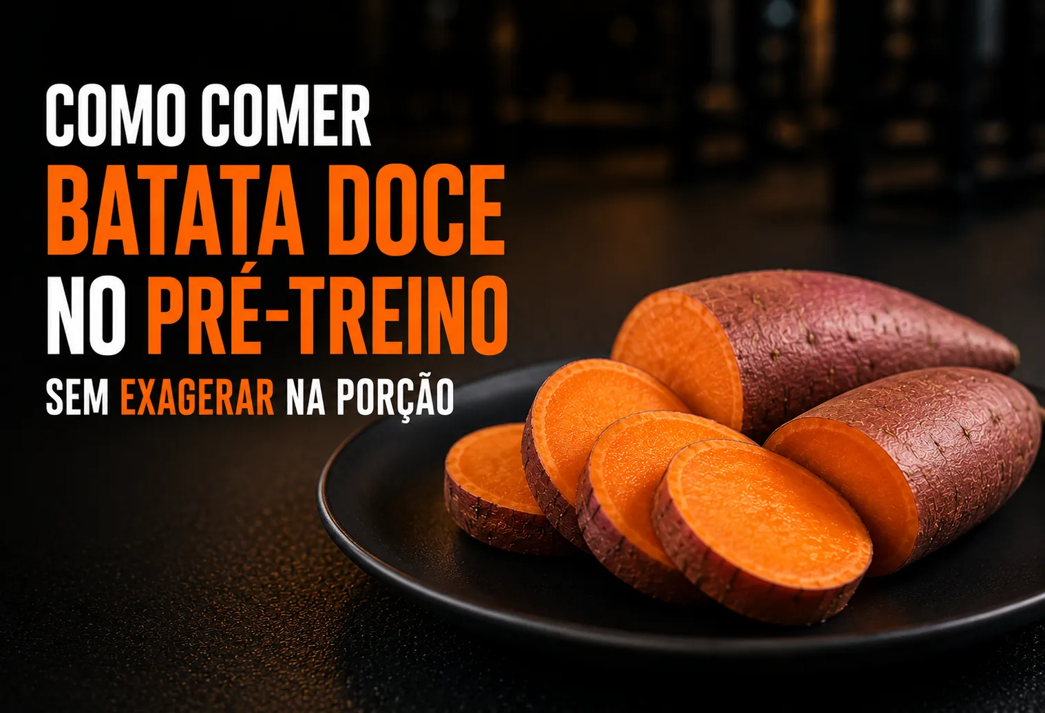 Batata doce cozida cortada em rodelas sobre um prato, refeição pré-treino