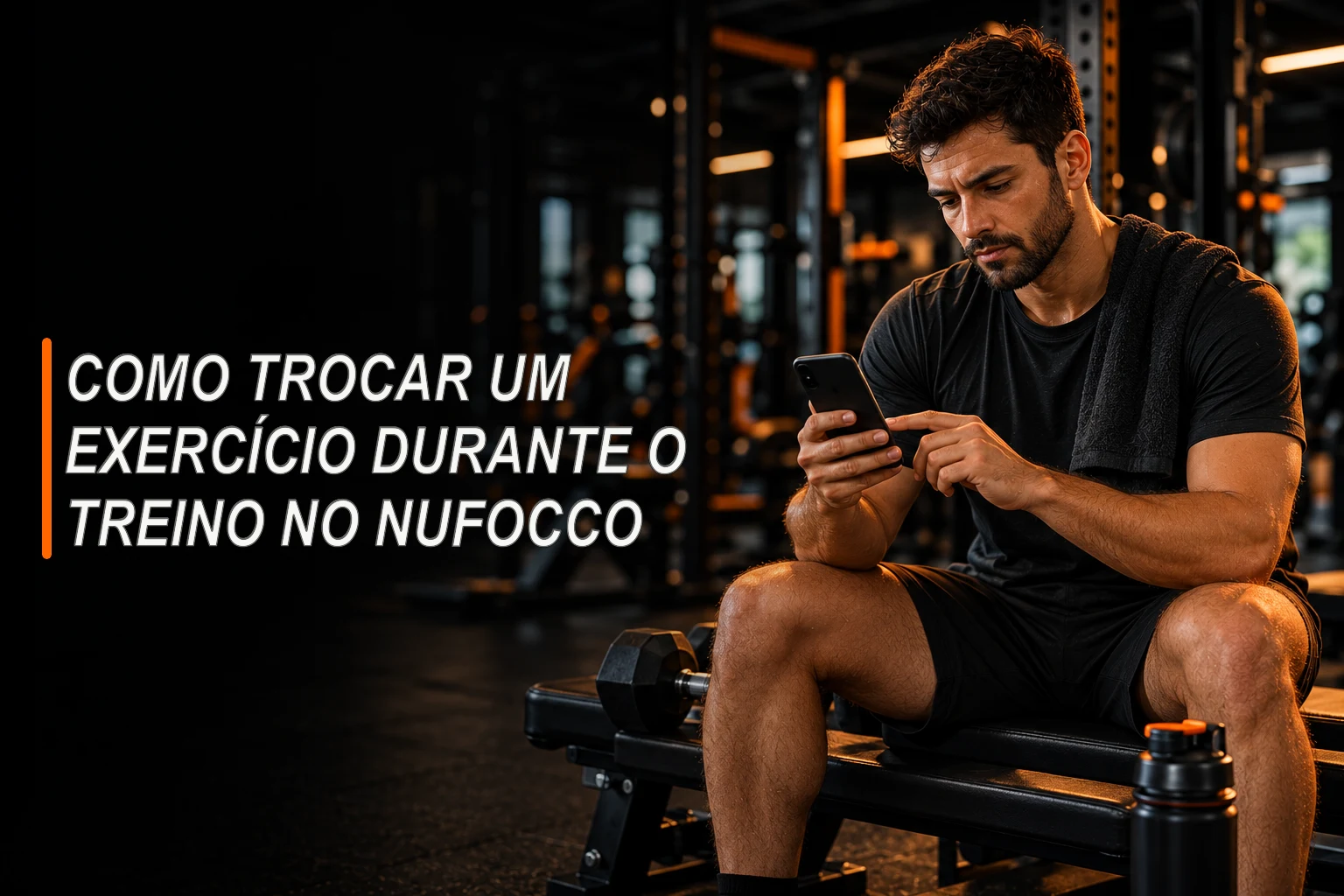 Pessoa consultando o celular durante uma rotina de treino na academia