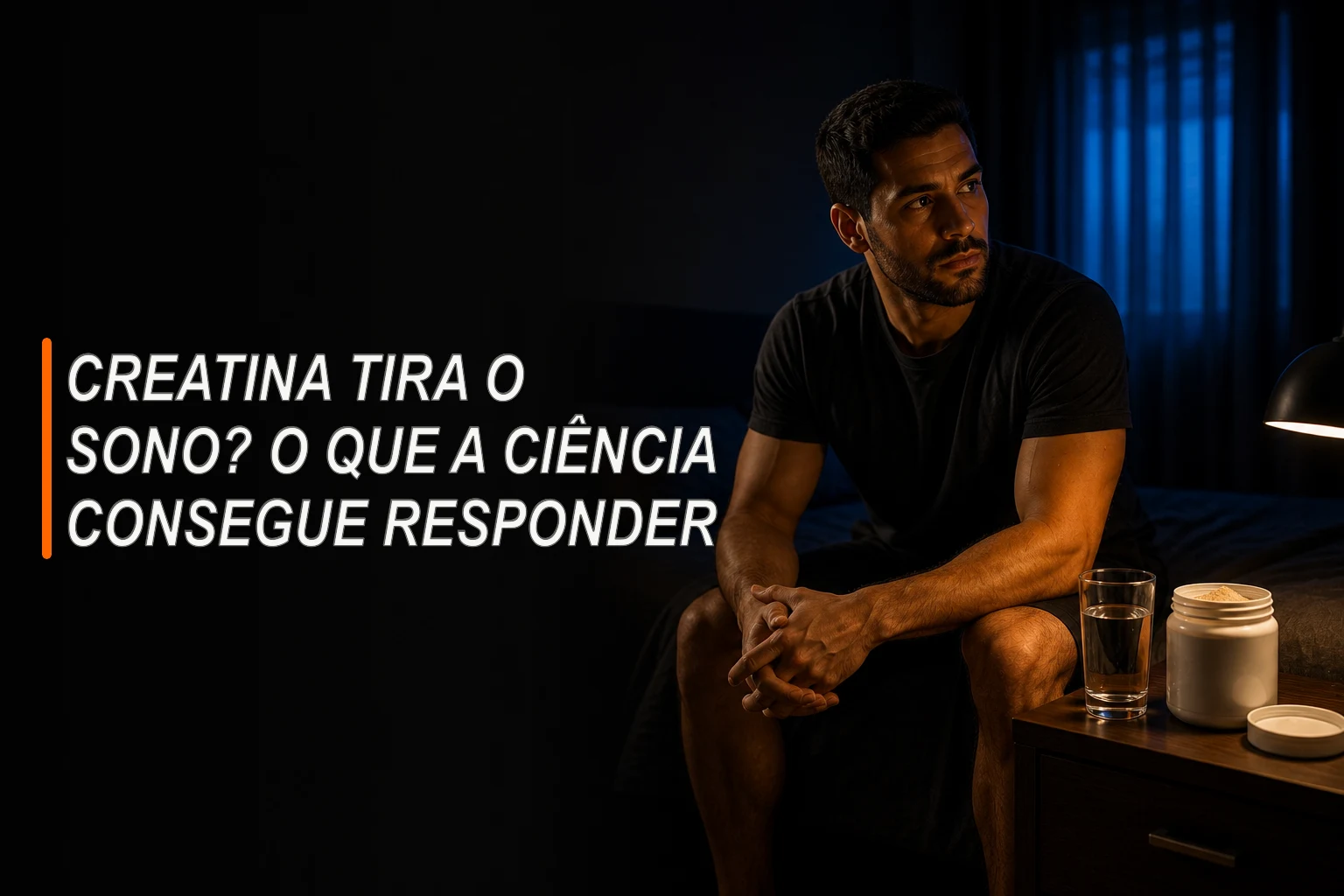 Homem adulto sentado na cama ao lado de copo de água e pote genérico de creatina
