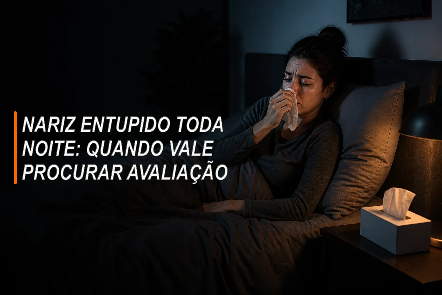 Mulher acordada na cama à noite com lenço por causa do nariz entupido