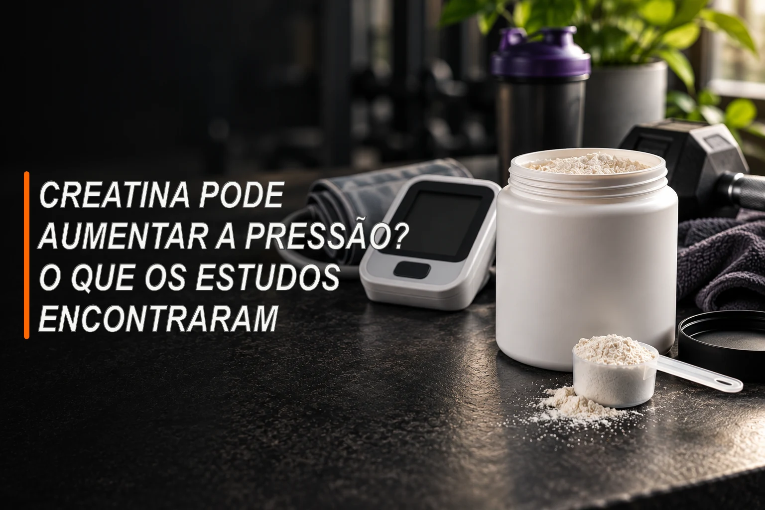 Pote sem rótulo com creatina em pó, colher medidora e aparelho de pressão com manguito sobre bancada grafite