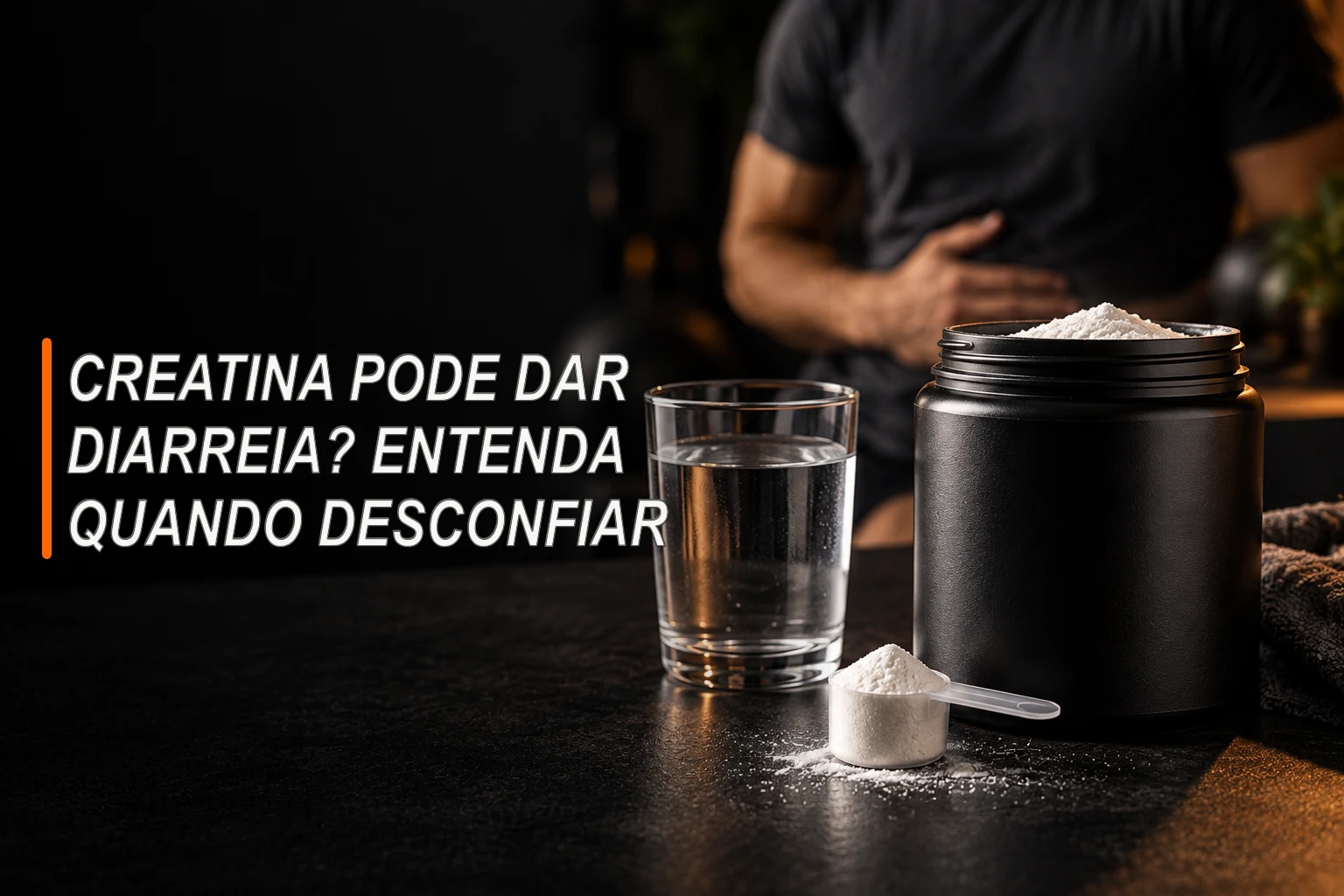 Pote genérico de creatina, medidor com pó e copo de água diante de uma pessoa.