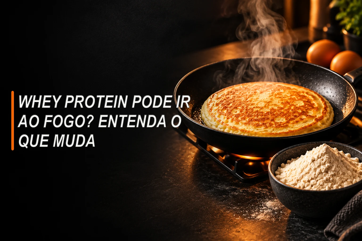 Panqueca dourada em uma frigideira ao lado de uma tigela com whey em pó