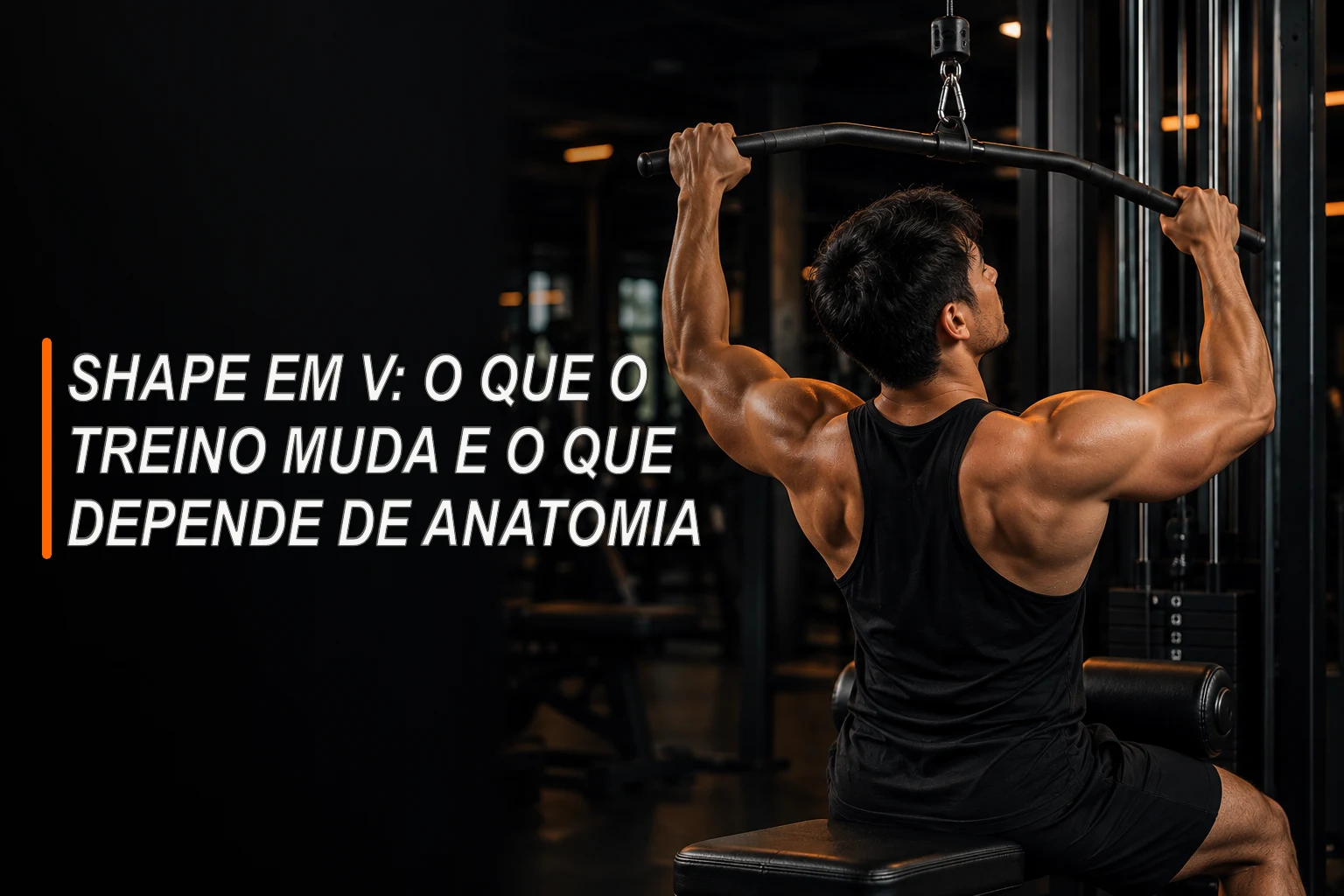 Homem executando uma puxada na polia em uma academia escura.