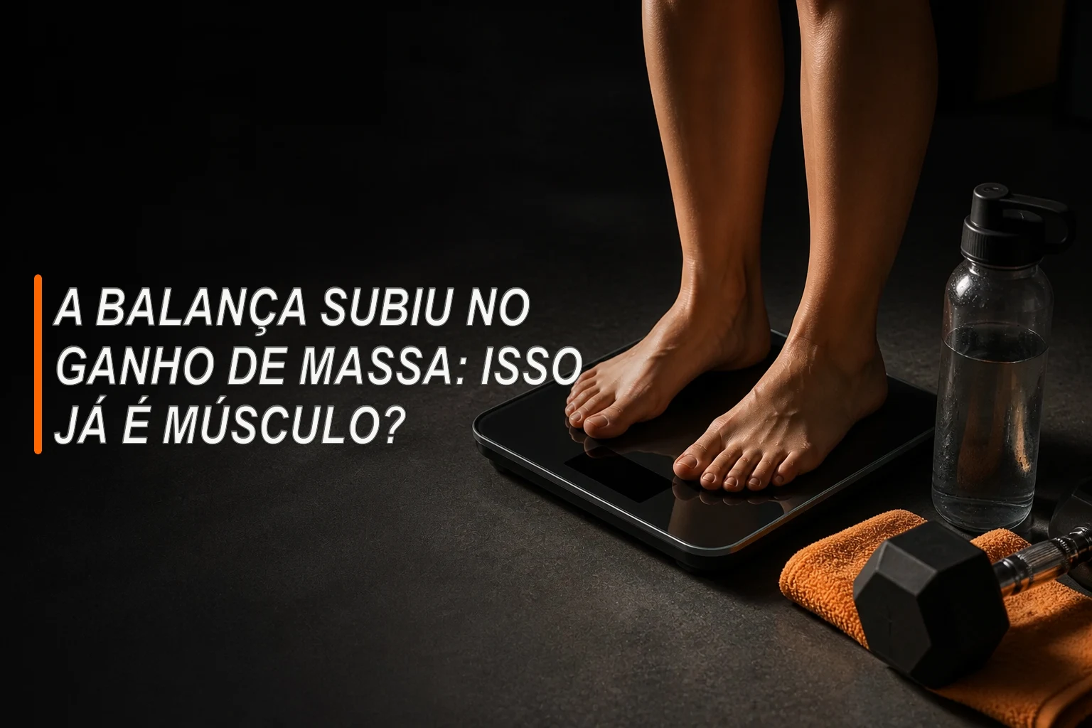 Pés sobre balança ao lado de halter e garrafa de água