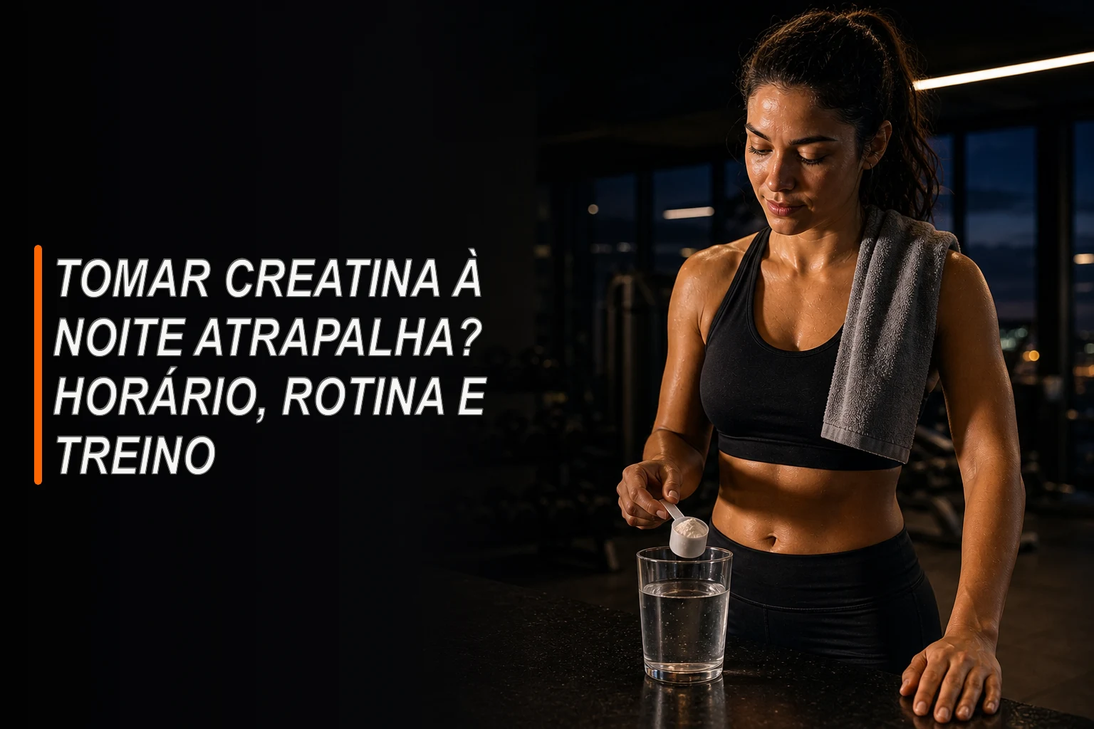 Mulher adulta preparando creatina após treino noturno em academia