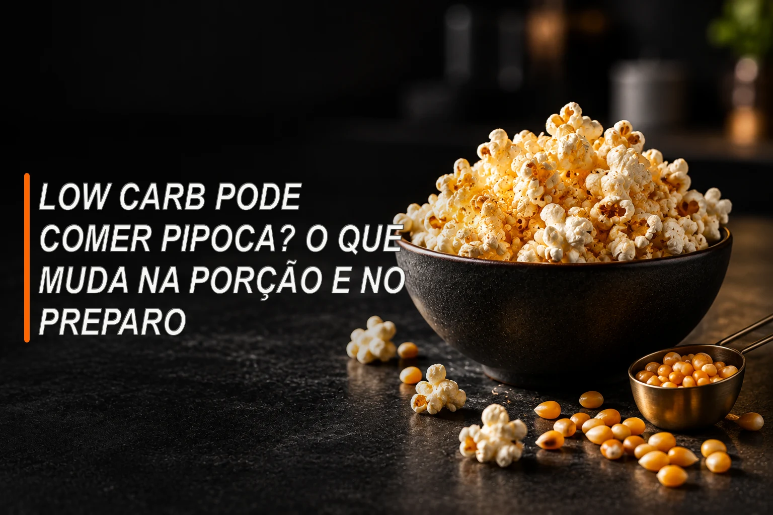 Tigela pequena de pipoca caseira com grãos de milho sobre uma mesa escura