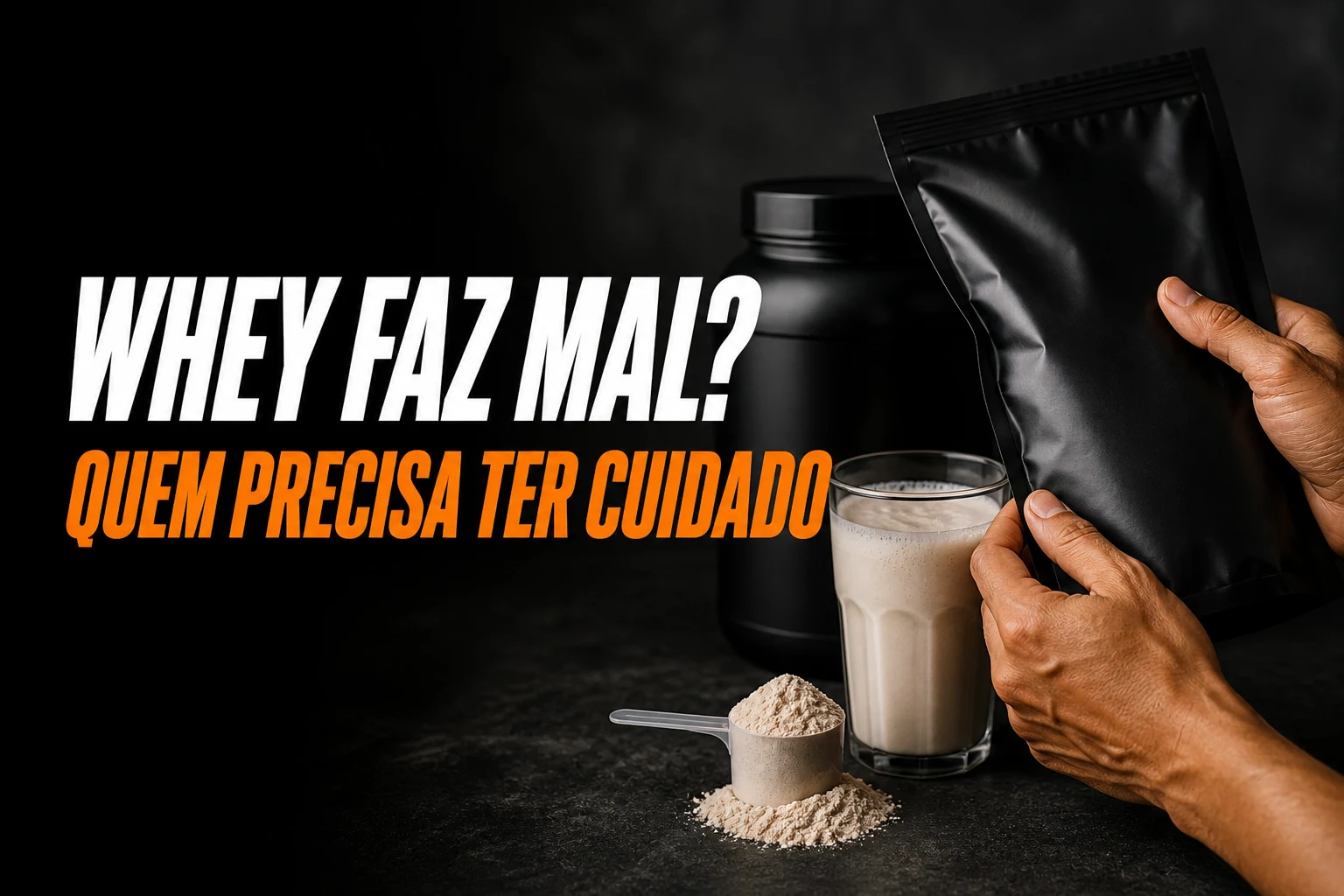 Mãos segurando uma embalagem genérica de whey ao lado de shake e proteína em pó