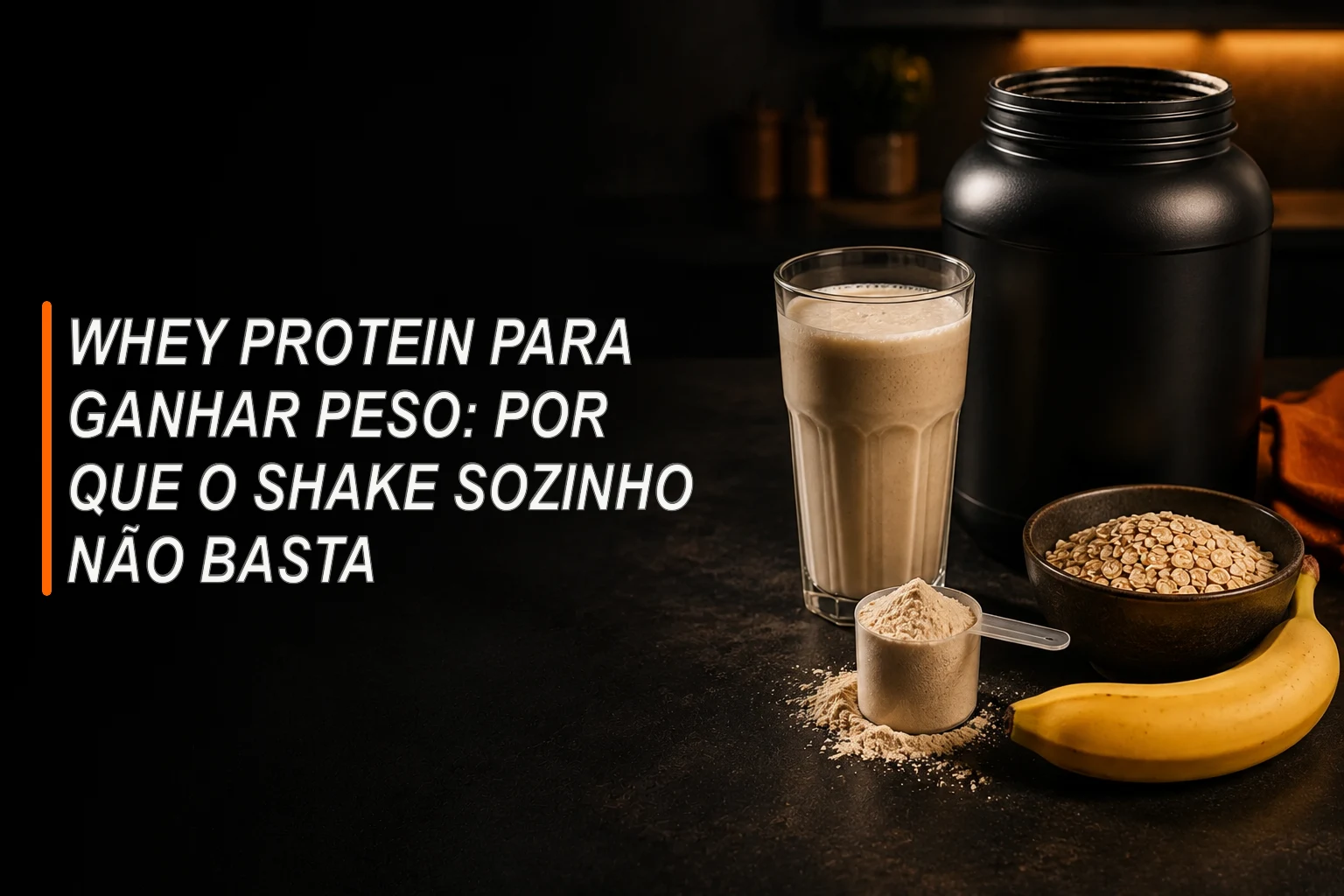 Pote sem rótulo de whey, shake, aveia e banana sobre bancada escura