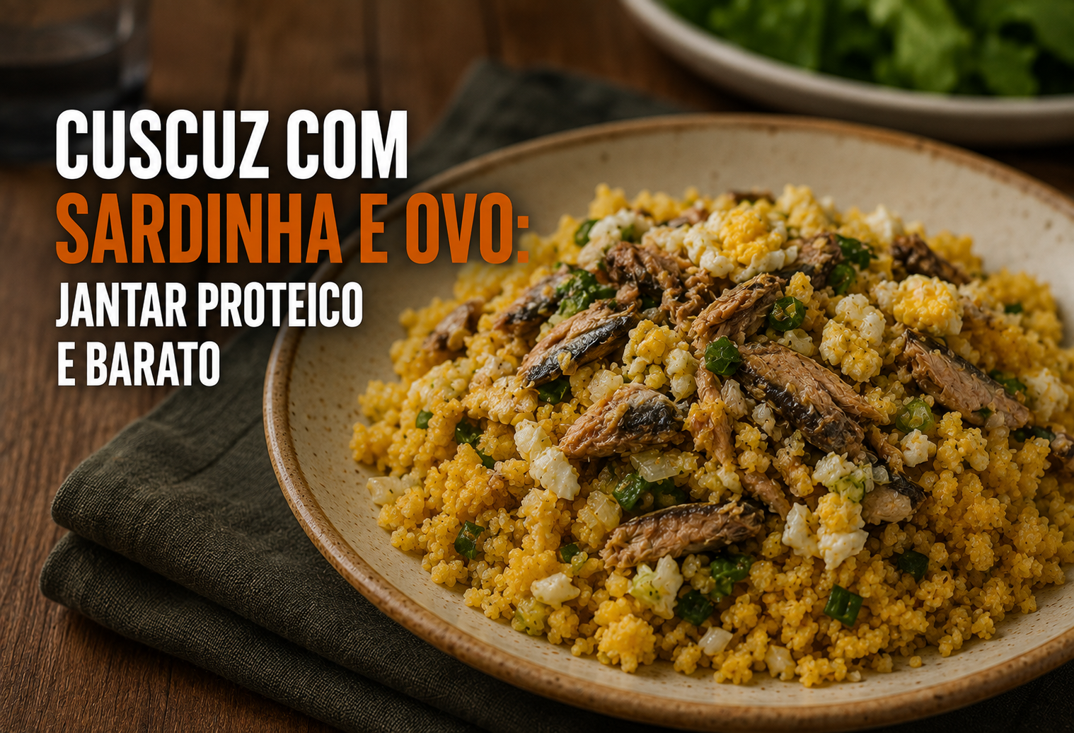 Prato de cuscuz de milho com sardinha, ovo cozido, tomate e cheiro-verde