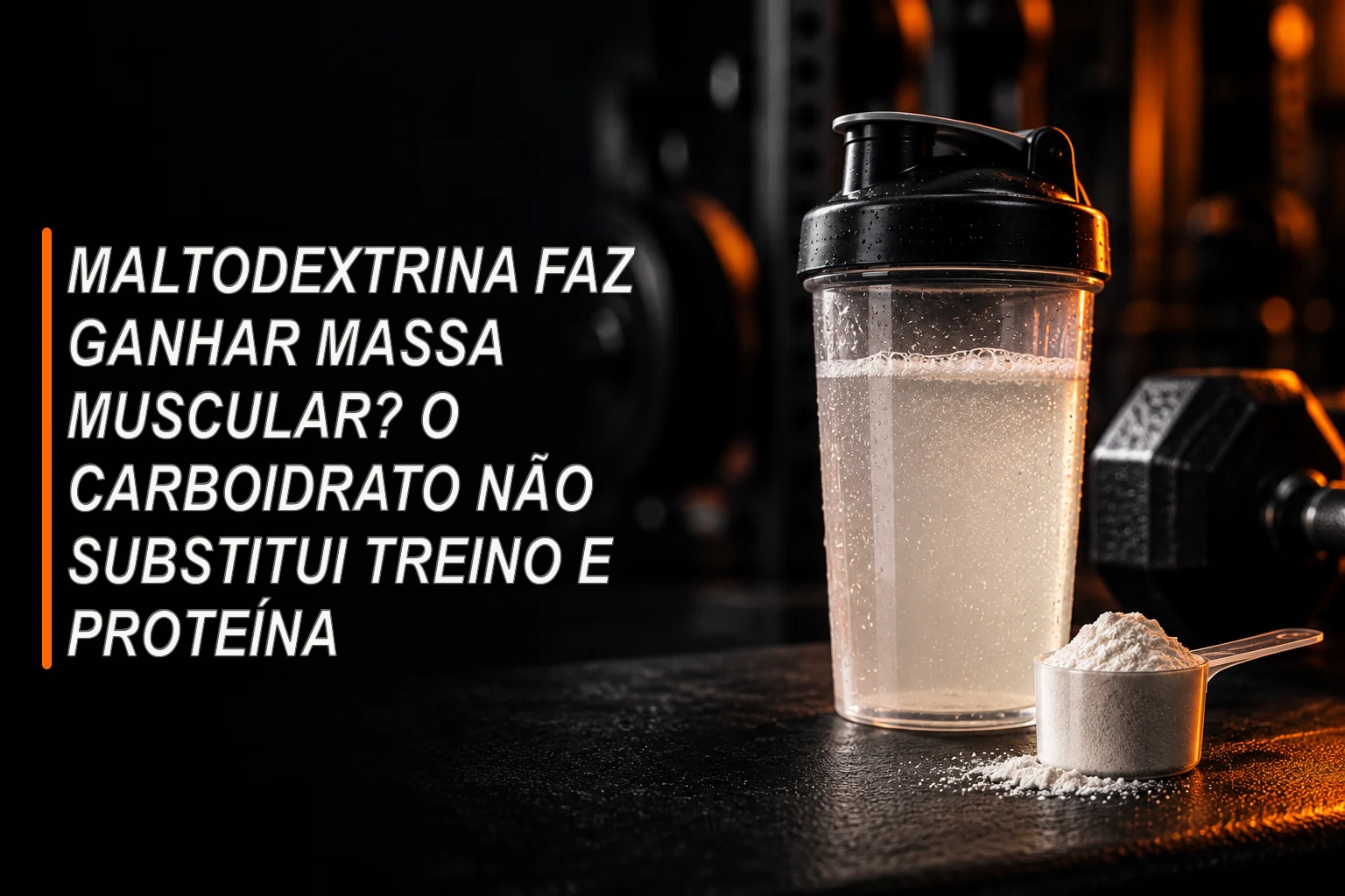 Coqueteleira com bebida clara, medidor de pó e halter sobre bancada escura de academia