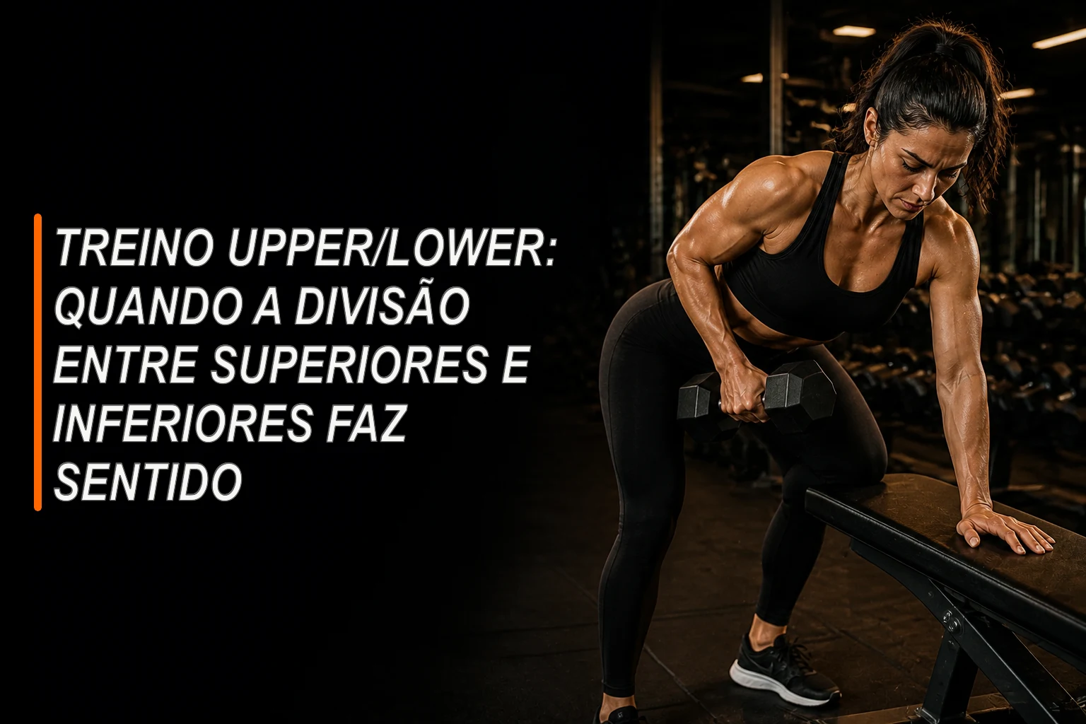 Mulher executando remada com halter em academia escura