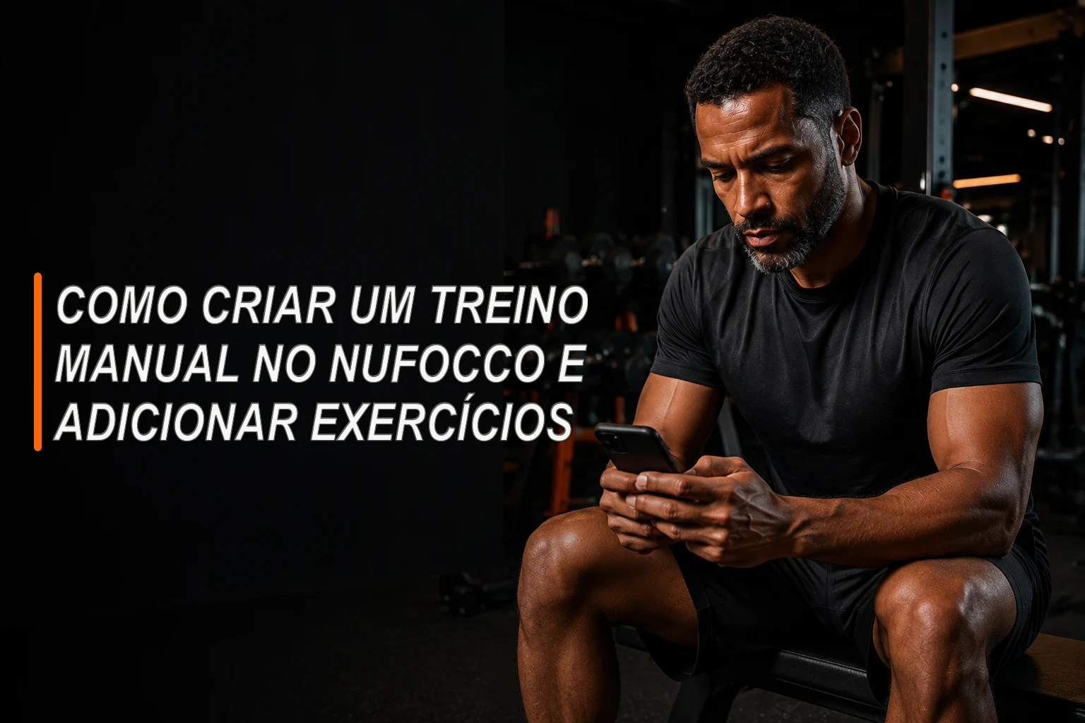 Homem consulta o celular sentado em uma academia