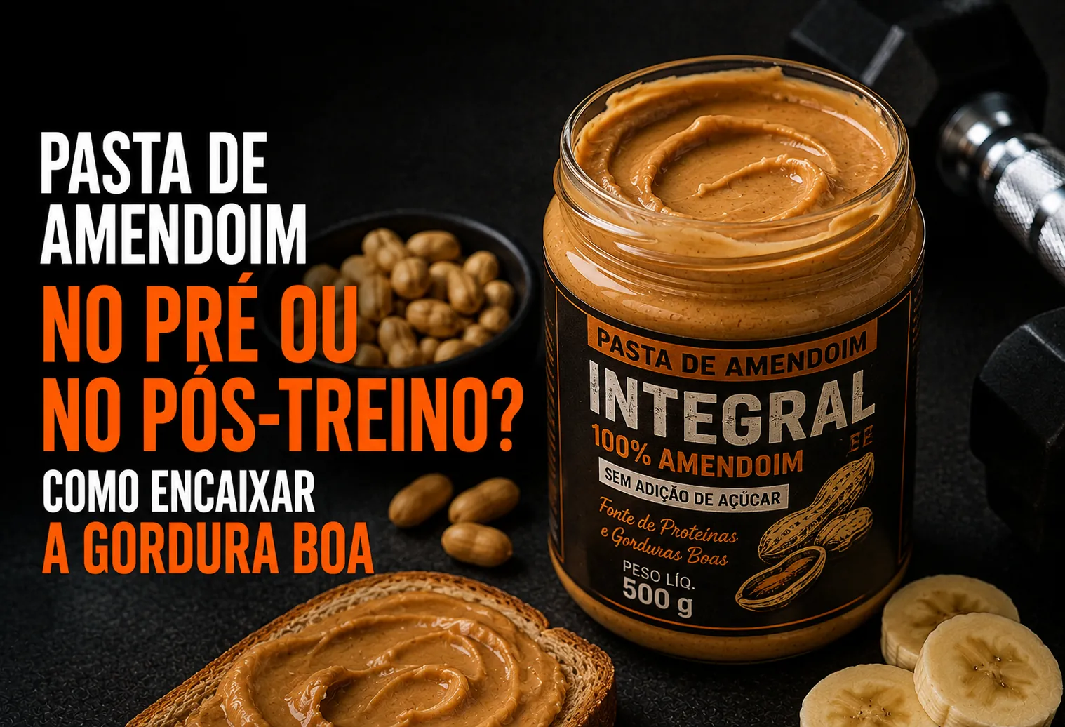Pote de pasta de amendoim ao lado de fatias de pão integral e banana em uma mesa de cozinha