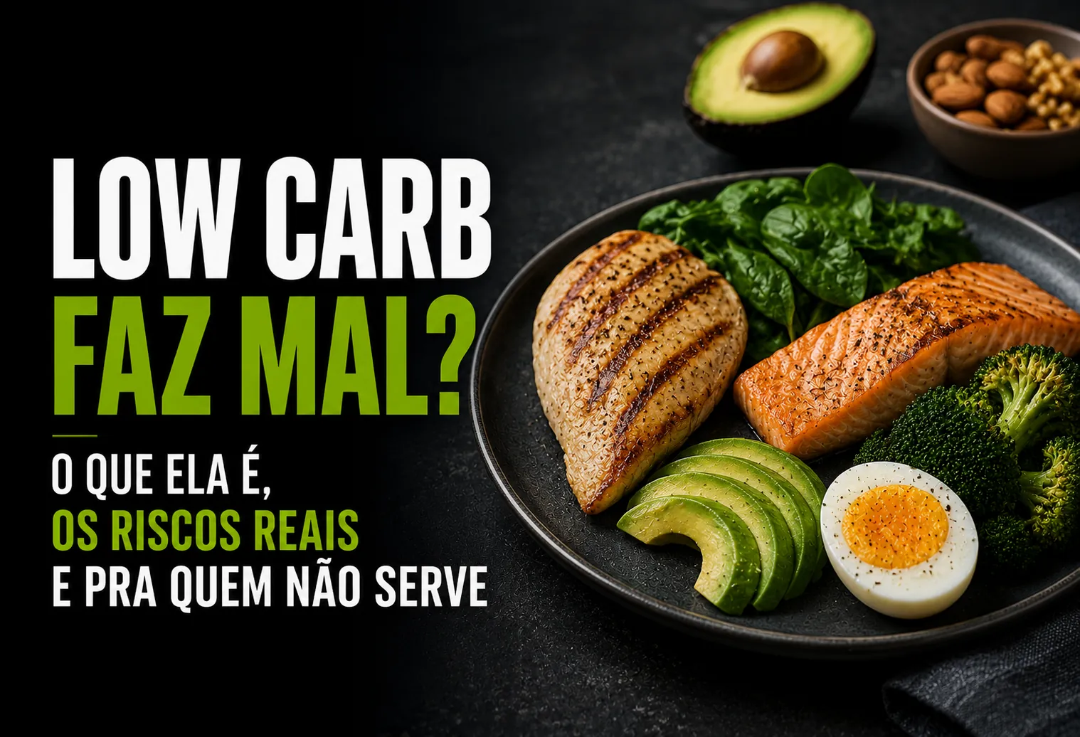 Prato equilibrado com proteína, folhas verdes e legumes, com poucos carboidratos, sobre mesa de madeira