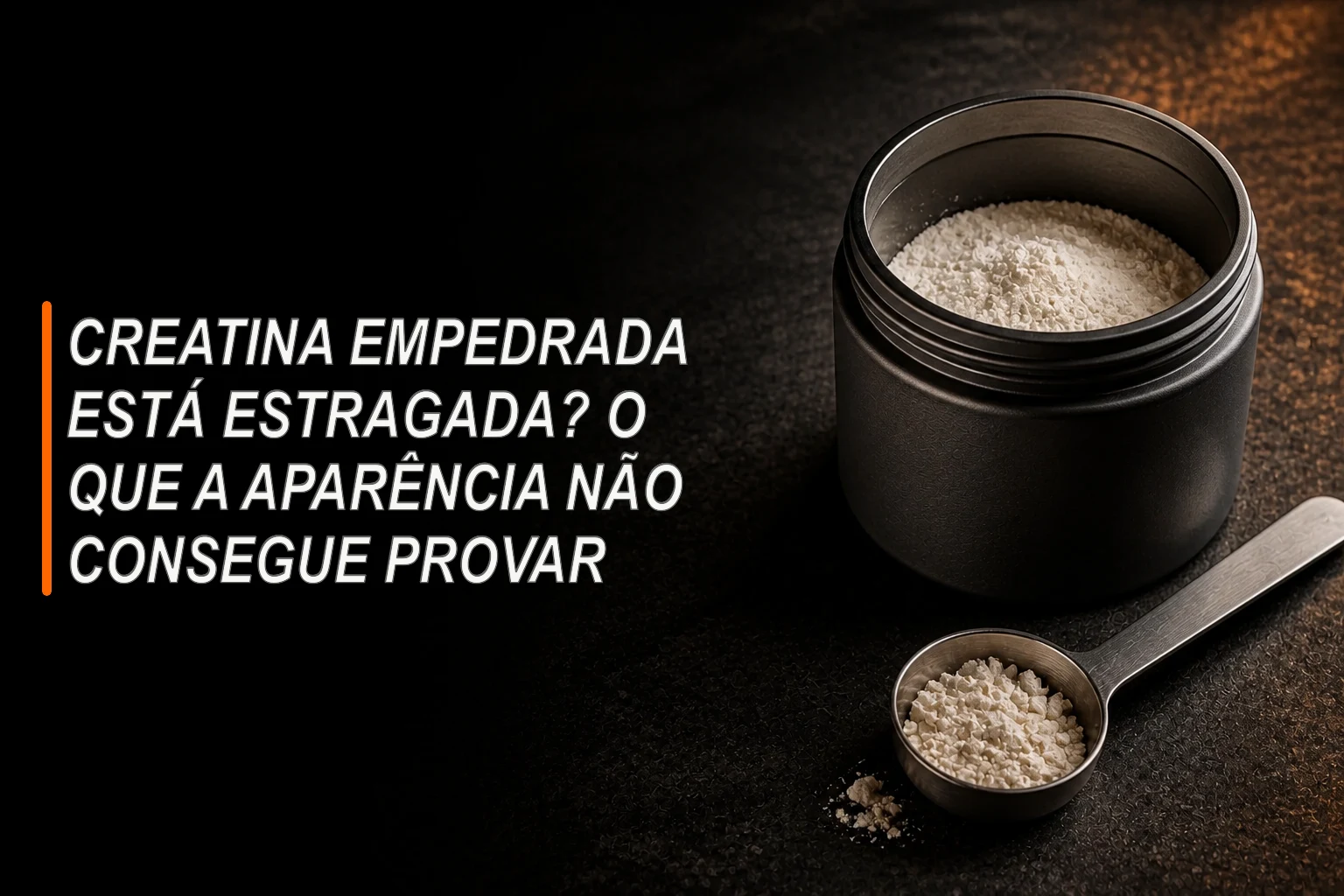 Pote sem rótulo com pó branco e pequenos grumos, ao lado de uma colher medidora seca