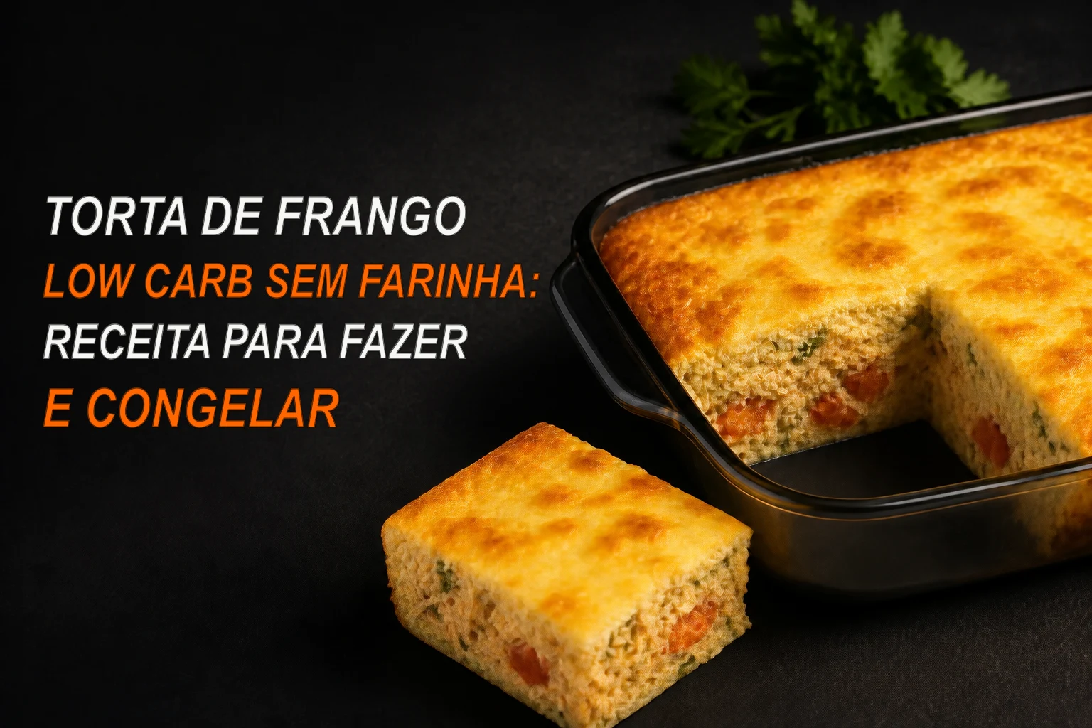 Torta de frango dourada com uma fatia cortada, recheio visível e ervas sobre mesa escura