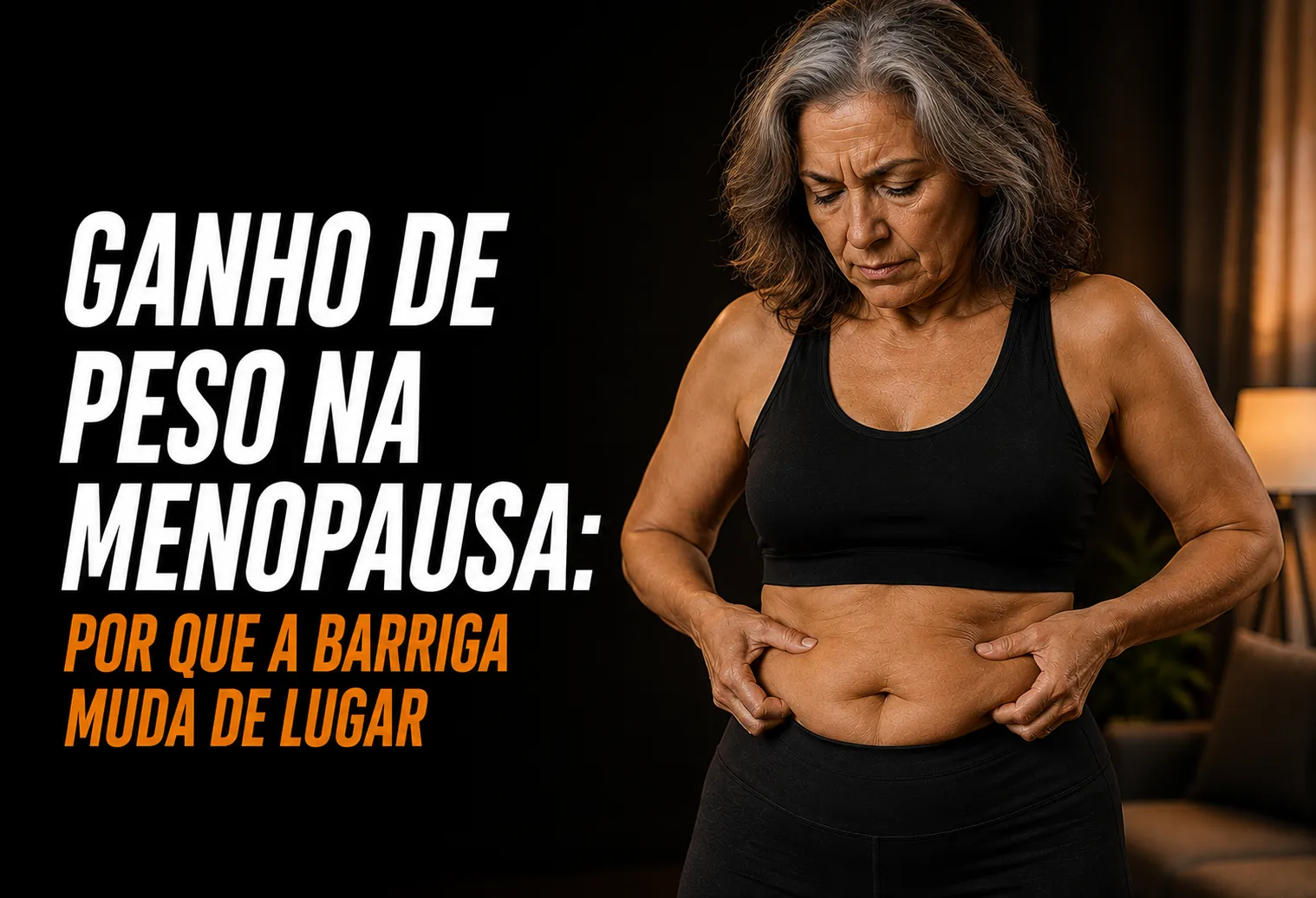 Mulher madura de roupa de treino segurando um par de halteres em uma academia iluminada por luz natural
