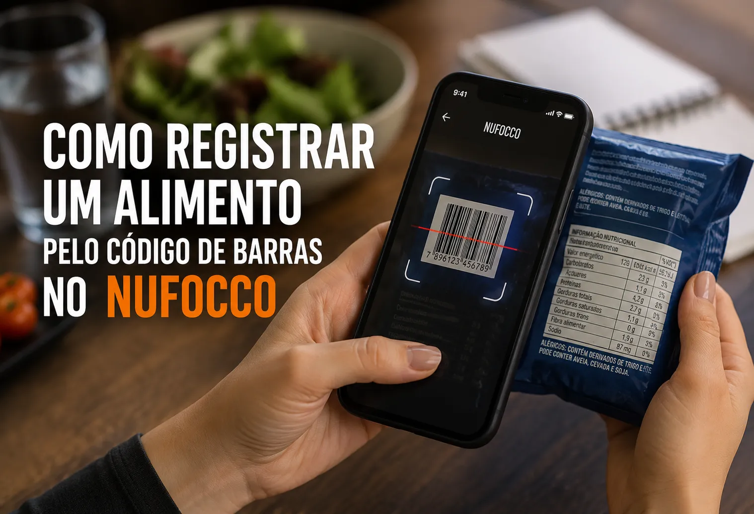 Pessoa usando o celular para ler o código de barras de uma embalagem de alimento