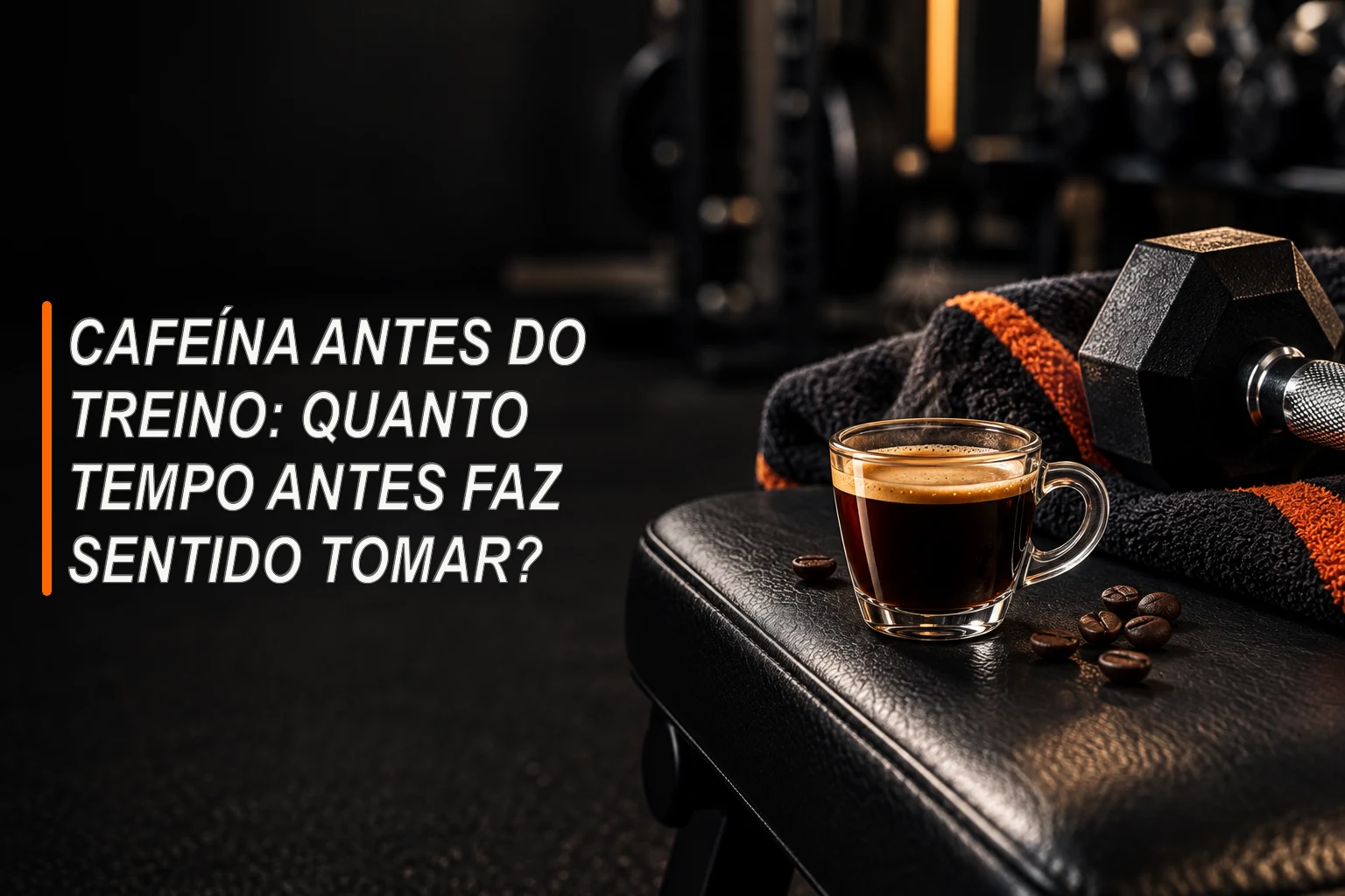 Xícara de café ao lado de halter e toalha em uma academia