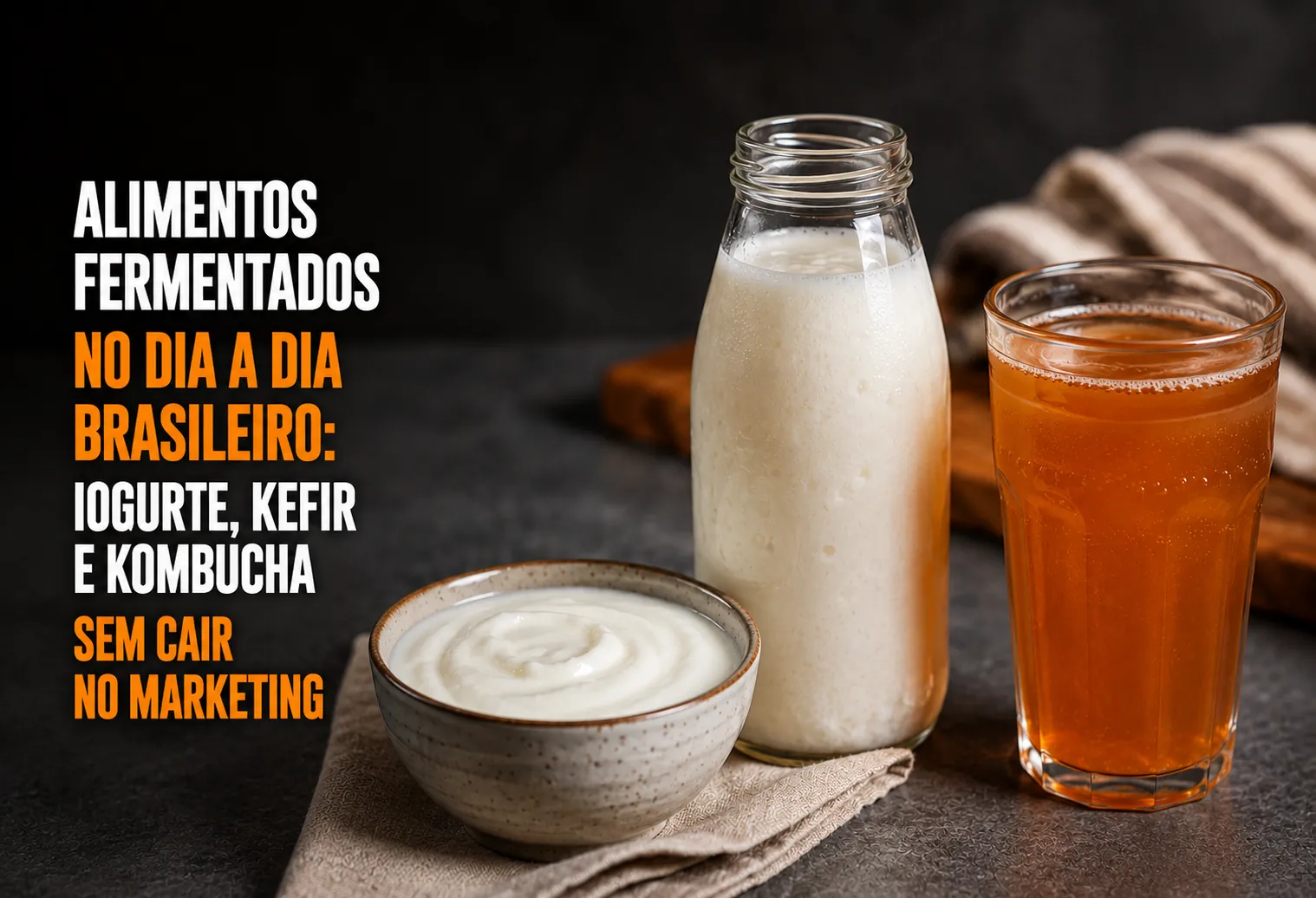 Pote de iogurte natural, vidro de kefir e conserva de repolho sobre uma bancada de cozinha