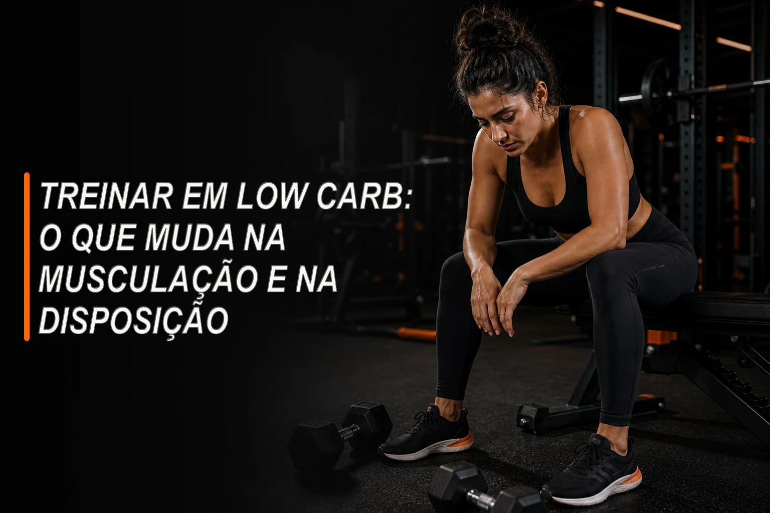 Pessoa treinando musculação ao lado de alimentos fontes de carboidrato