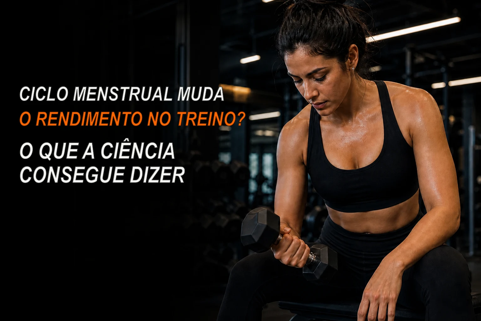 Mulher treinando com halteres em uma academia