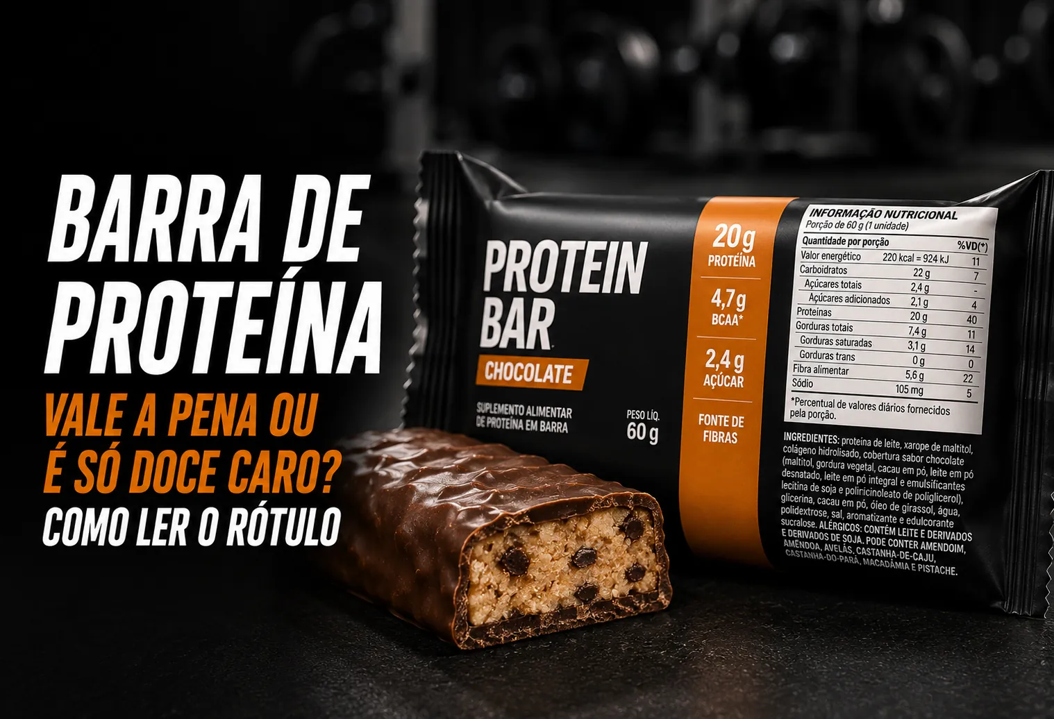 Barra de proteína cortada ao meio sobre uma mesa, ao lado de ovos cozidos e um pote de iogurte natural