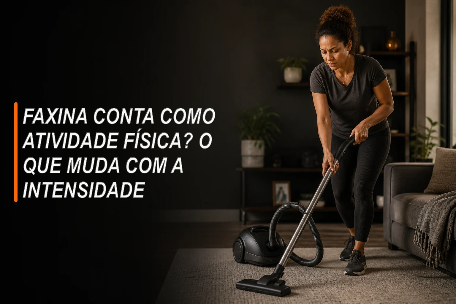 Mulher fazendo faxina com aspirador em uma sala