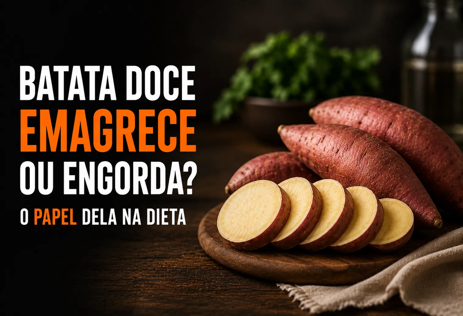 Batata doce cozida cortada ao meio sobre uma tábua de madeira, ao lado de um prato com frango grelhado