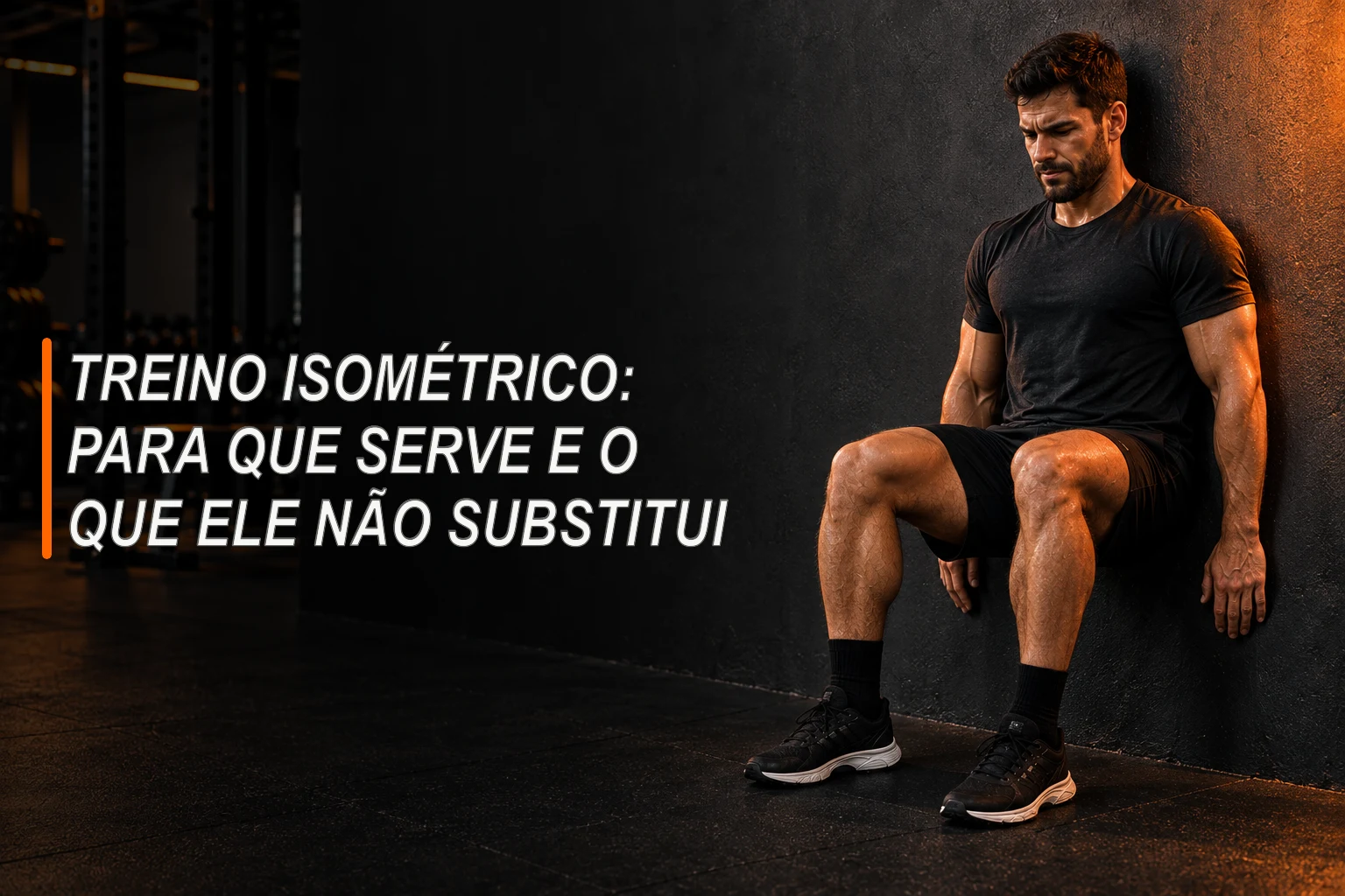 Homem sustentando a posição de cadeira na parede em uma academia escura.