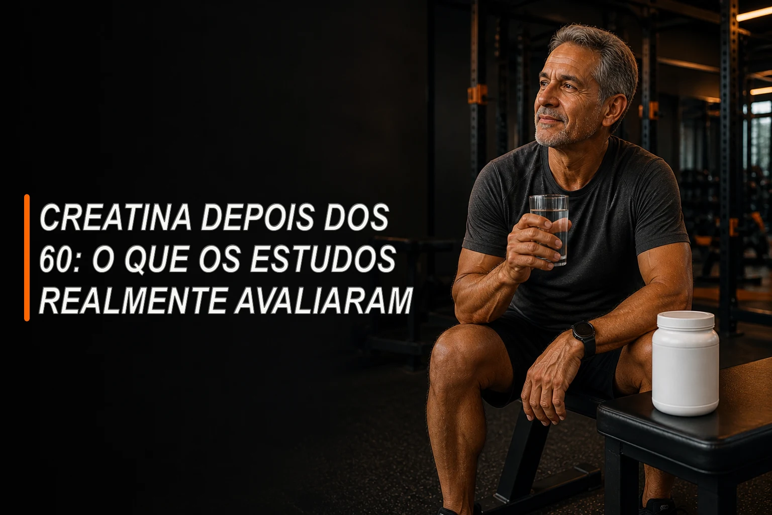 Homem com mais de 60 anos após treino, com água e pote de suplemento sem rótulo