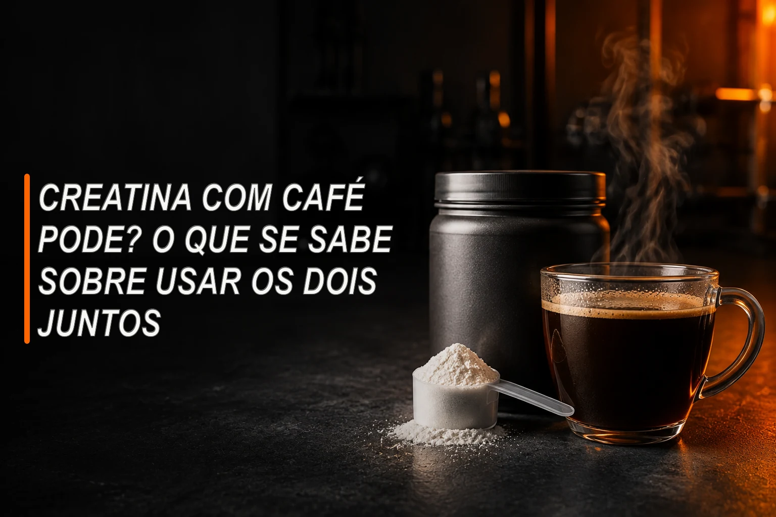 Xícara de café ao lado de pote genérico e colher com creatina sobre bancada escura