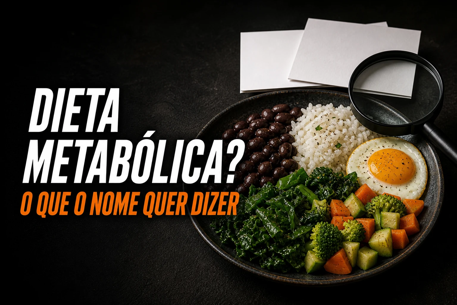 Prato com arroz, feijão, ovo e vegetais ao lado de cartões em branco e uma lupa