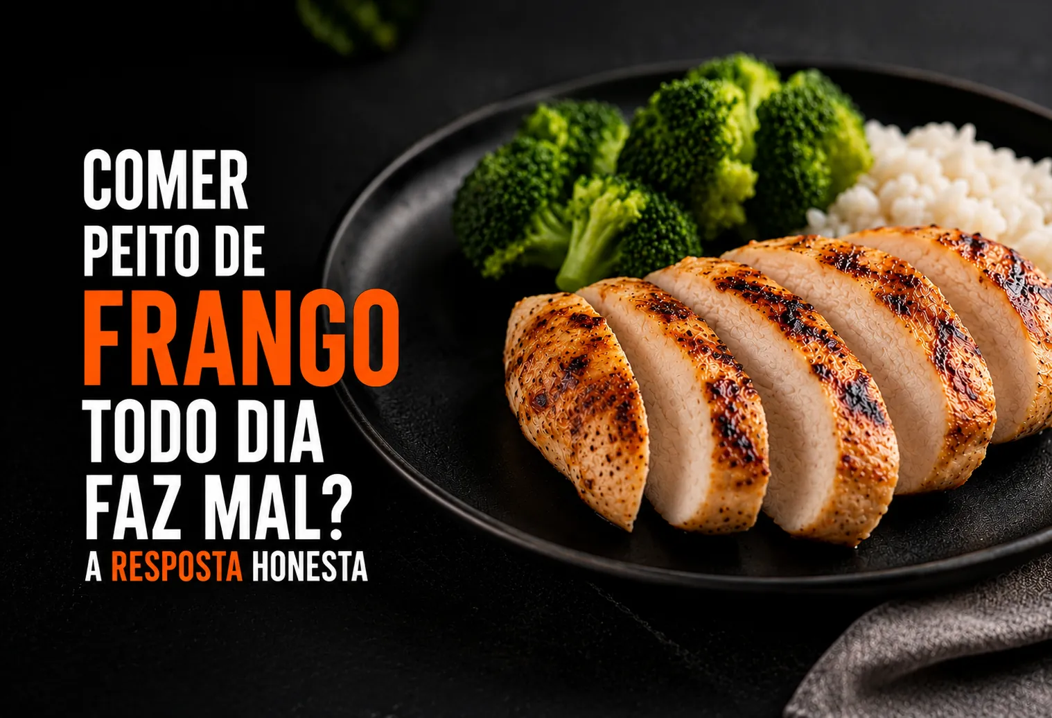 Peito de frango grelhado no prato ao lado de arroz, feijão e legumes coloridos