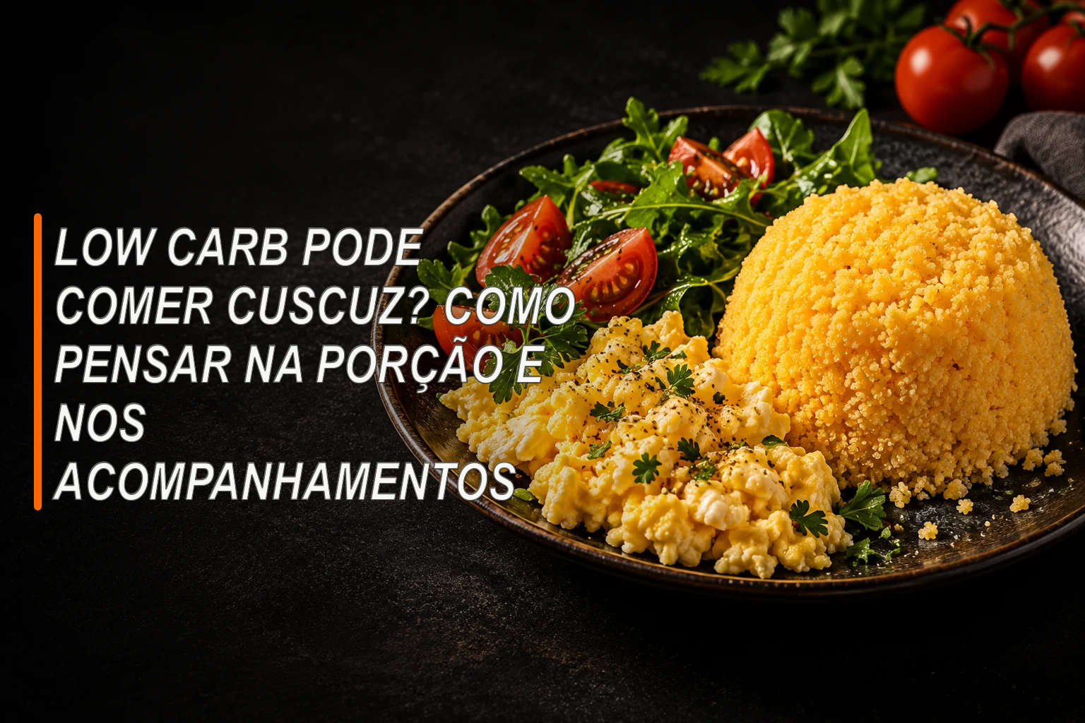 Prato escuro com uma porção de cuscuz de milho, ovos mexidos, folhas verdes e tomate sobre mesa grafite